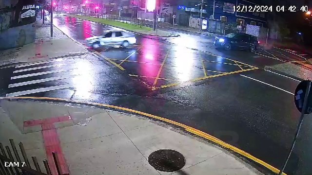 Carro fura preferencial, bate em SUV e só para em muro de condomínio no Centro de Curitiba