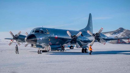 チリ海軍のP-3ACHオライオン機が南極の氷河に着陸