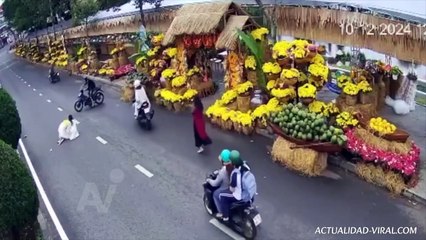 VIDEO: ¡Por tomar fotos! Una joven fue atropellada por una motocicleta