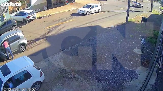 Impressionante! Mulher escapa por 7 segundos de violenta colisão no Universitário