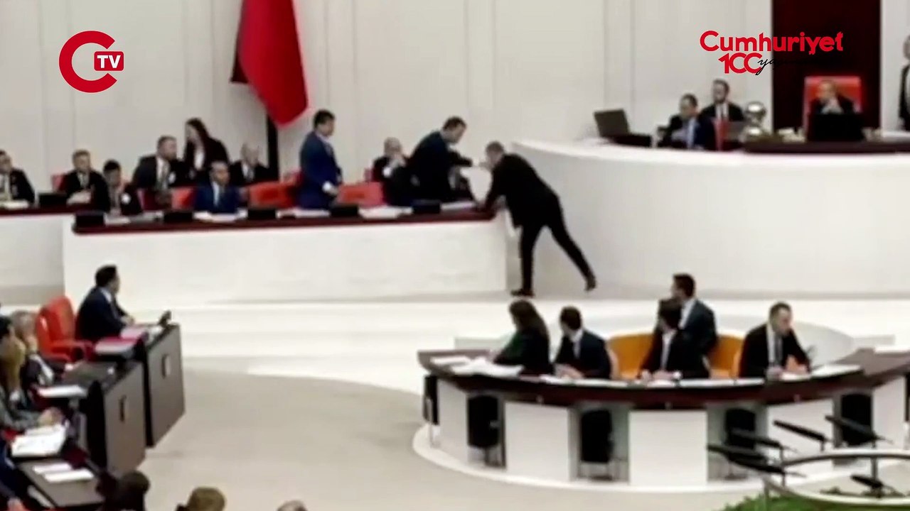 TBMM'de pis su tartışması: Kurum, Özcan’ın getirdiği suyu elinin tersiyle itti