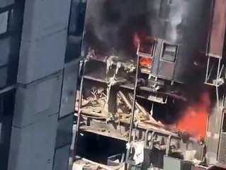 Gasexplosion sprengt Loch in Luxus-Hochhaus