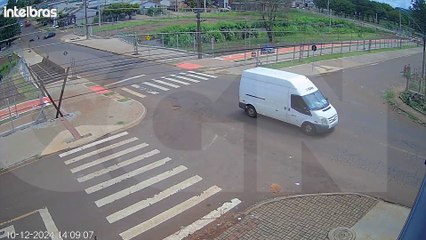 Câmera mostra acidente entre moto e carro no Santa Felicidade