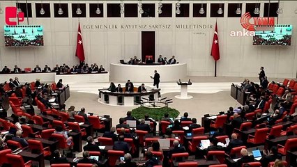CHP’li Aygün, Ergene Nehri’nden alınmış kirli su getirdi, Murat Kurum yere fırlattı.