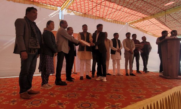रोजगार उत्सव में अभ्यर्थियों को प्रदान नियुक्ति पत्र सौंपे