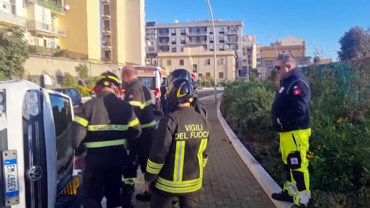 Video Messina: parcheggi selvaggi in via Don Blasco, si ribalta un auto. Ferito il conducente