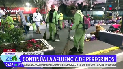 Trabajadores de limpia recogen la basura tras el paso de peregrinos por la calzada de Guadalupe
