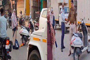 सड़क के बीच नाराज महिला ने किया ऐसा काम