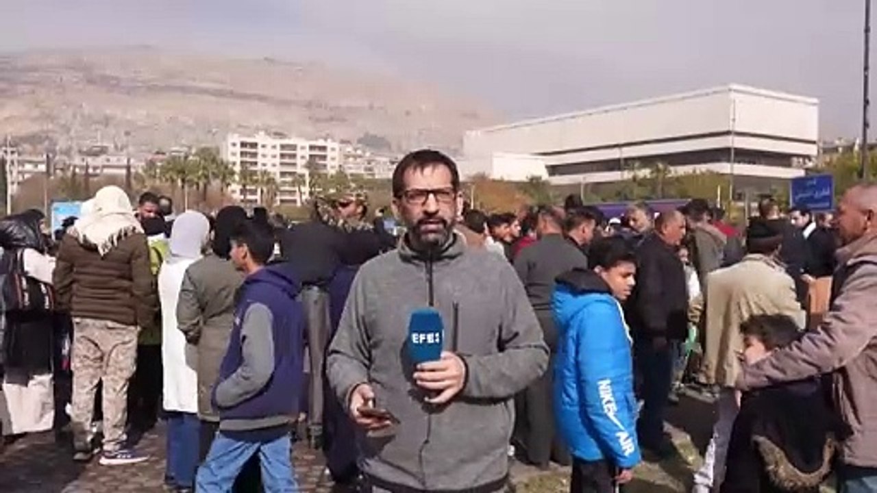 Informe a cámara: "Kurdosirios izan nueva bandera de Siria en sus territorios y afirman la "unidad" del país"