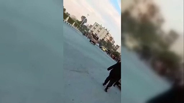 İŞTE O ANLAR: Hafız Esad'ın heykelini böyle vurdular!