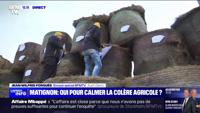 Colère des agriculteurs: un mur des cons avec le nom des députés érigé sur des ballots de paille par la Coordination rurale du Gers