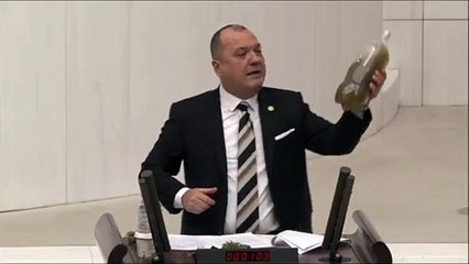 İlhami Özcan Aygun mecliste bakana çamurlu su getirdi