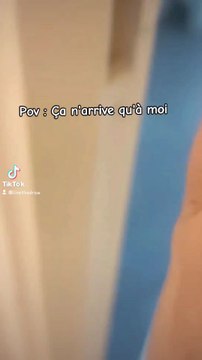 mon chien qui m'enferme dans les toilettes, ça n'arrive qu'à moi, la poisse. N'achetez pas ces foutus jouets pour chien , ça adhére bien 😭