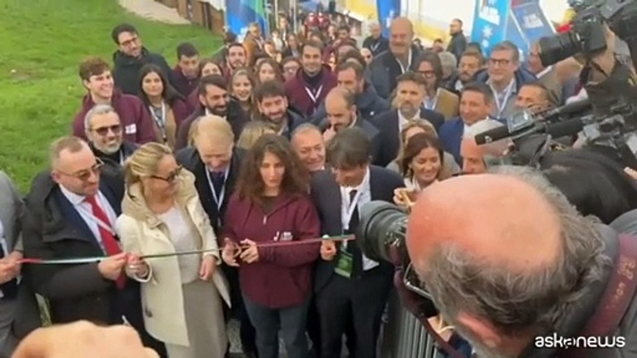 Il taglio nastro con Arianna Meloni d? l'avvio ufficiale ad Atreju