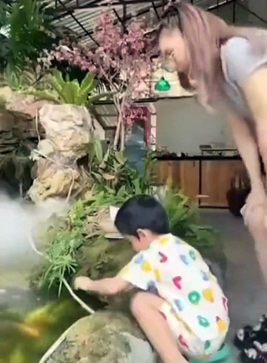 Hungry Frog (video)