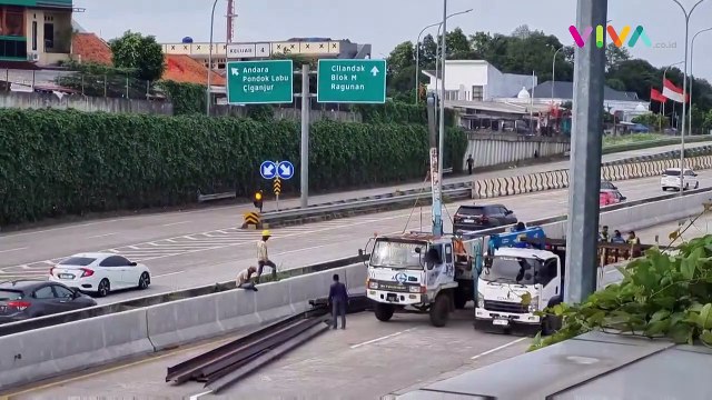 Kecelakaan Maut Truk Bawa Baja Tabrak Mobil Xforce