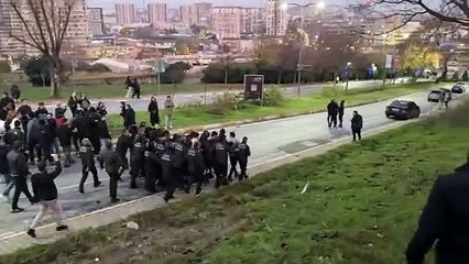 Muhafazakar grup, alandan polis ve güvenlik güçlerinin müdahalesiyle uzaklaştırıldı
