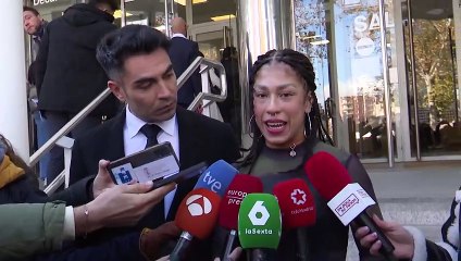 La becaria de Nacho Cano vuelve a cantar a las puertas del juzgado mientras se declara inocente: “Vaya pesadilla”