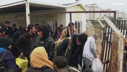 لاجئون سوريون يعبرون الحدود التركية إلى سوريا بعد سقوط نظام الأسد