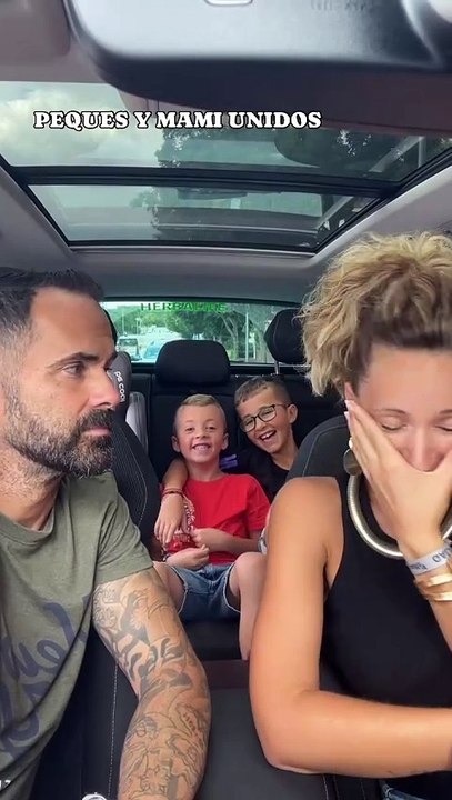 Mamá y los niños unidos