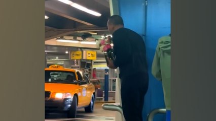 Alex Rodríguez mysteriously waits for a woman to greet her with flowers at the airport