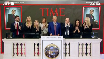 New York, Trump suona la campanella di apertura della Borsa