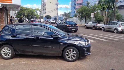 Mitsubishi Lancer e Chevrolet Onix batem em cruzamento no Centro