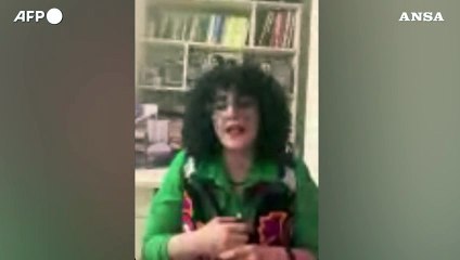 La Nobel per la pace 2023 Narges Mohammadi canta "Bella ciao" in farsi