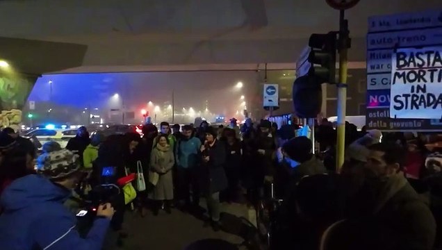 Milano, giovane mamma investita e uccisa sulle strisce: il presidio sul luogo dell'incidnete