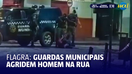 Guardas municipais são filmados chutando homem em rua de cidade mineira