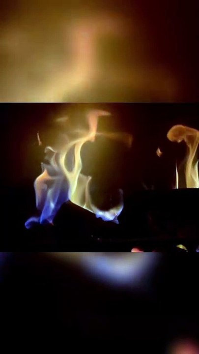 🔥 Blaue Flammen in der Dunkelheit: Hypnotisches Feuer
