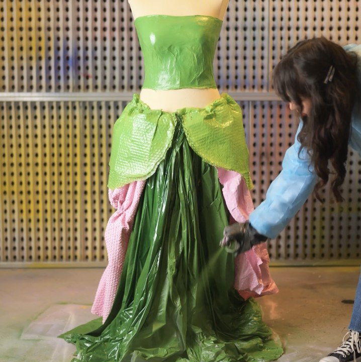 Une idée de robe très élégante fabriquée à partir de matériaux recyclés ...