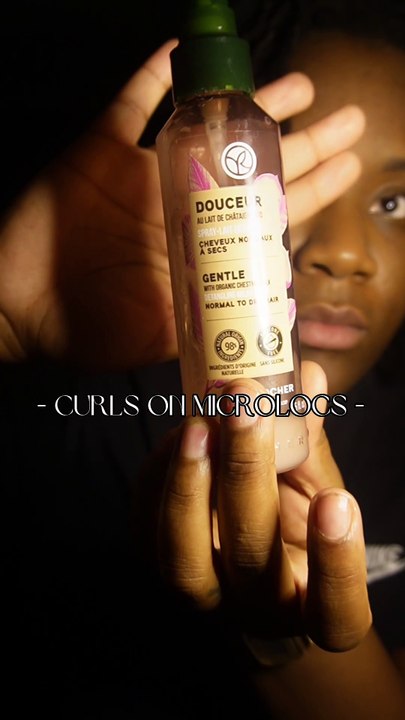 ✨ Tu en as marre de porter tes microlocs lisses ? 😩  Essaie cette technique de boucles SANS chaleur 🔥❌ !  💡 Astuce : Plus LONGTEMPS tu laisses la coiffure, plus tes BOUCLES seront DÉFINIES et magnifiques 😍.
