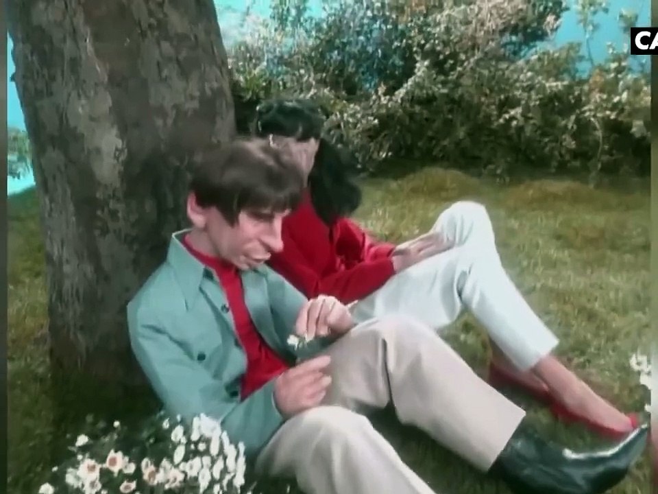 Quand les Guignols de Canal Plus se moquaient de François Bayrou, présenté comme "l'homme du milieu"