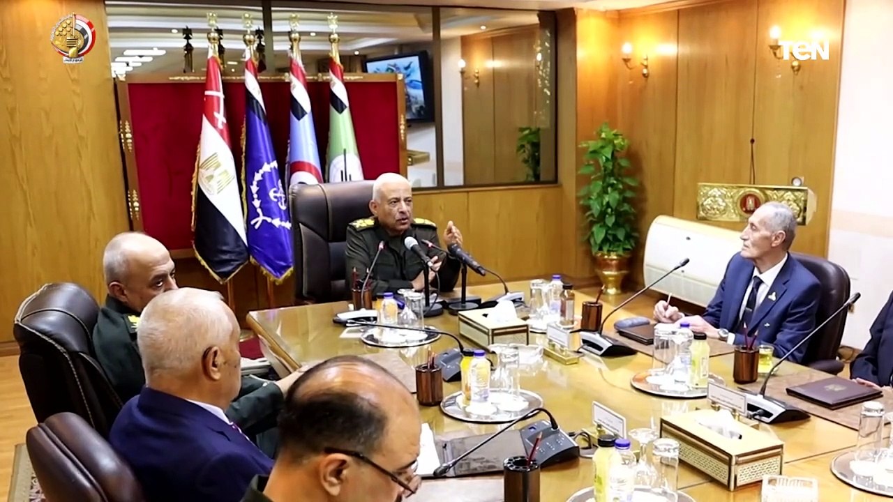 القائد العام للقوات المسلحة يلتقى أعضاء لجنة الدفاع والأمن القومى بمجلس الشيوخ