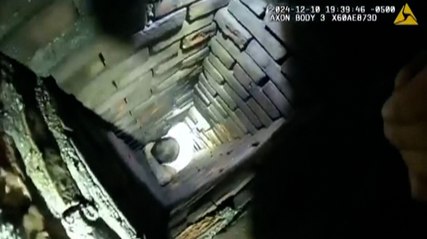 Un sospechoso queda atascado en la chimenea