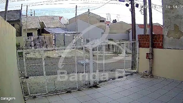 Jovem é morta com várias facadas em Curitiba; vídeo mostra pai, suspeito do crime, fugindo em alta velocidade