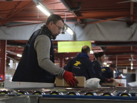 Au Mans, le rush des employés de la Poste pour livrer à temps les colis de Noël