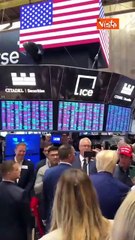 Trump a Wall Street a New York suona la campanella di apertura della Borsa