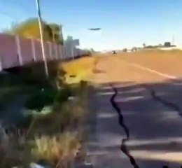 Small plane crashes on street In Texas (video)