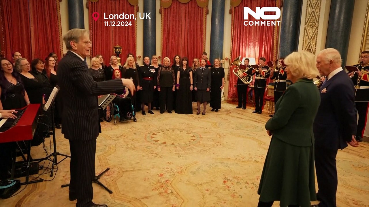 Il coro delle mogli dei militari canta per re Carlo e la regina Camilla a Buckingham Palace