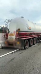 南北大道两辆巨型罗厘相撞，轮胎脱落造成严重事故 🚧