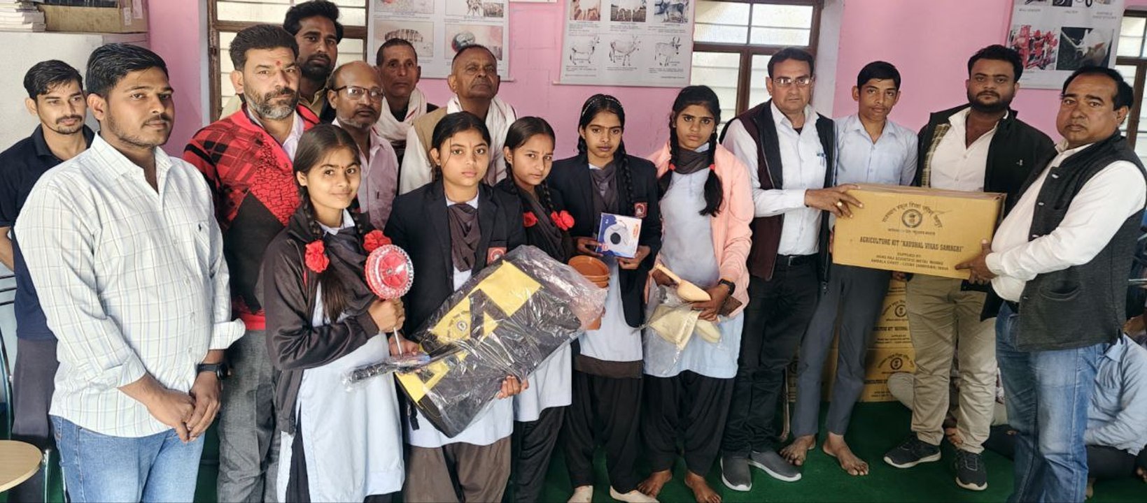 प्रधानमंत्री कौशल विकास योजना के तहत कृषि विज्ञान के विद्यार्थियों को बांटी एग्रीकल्चर किट
