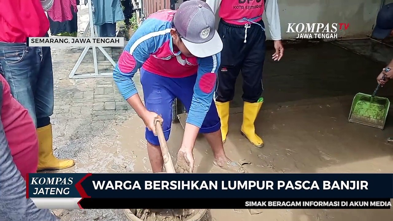Warga Bersihkan Lumpur Pasca Banjir