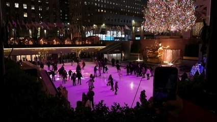 New York: les touristes admirent le sapin de Noël géant