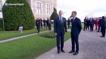 Sánchez recibe y saluda a Felipe VI durante el besamanos de la Conferencia de Presidentes