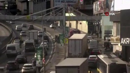 Seyir halindeki otomobilin alev alması trafiği kilitledi