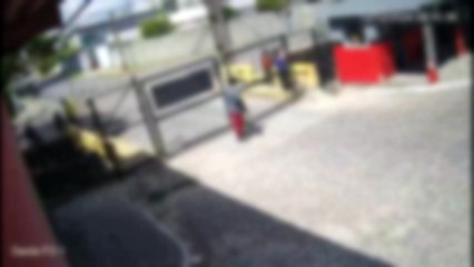 Menino de 11 anos perde o dedo da mão após explosão de bomba em frente ao Sport Club do Recife