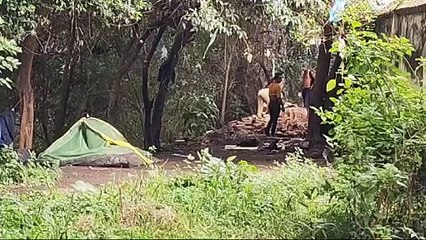 Muro cai e deixa morador de rua ferido