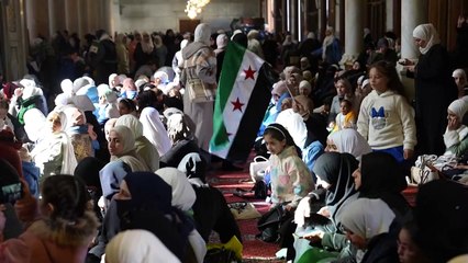 رئيس الحكومة الانتقالية في سوريا محمد البشير يخطب بالناس في المسجد الأموي